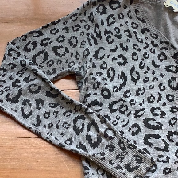 WOMENS COTTON V NECK CARDIGAN SWEATER, M, GRAY/BLACK LEOPARD PRINT - Picture 4 of 9